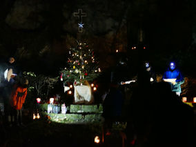 Waldadvent in der Fatima-Grotte (Foto: Karl-Franz Thiede)